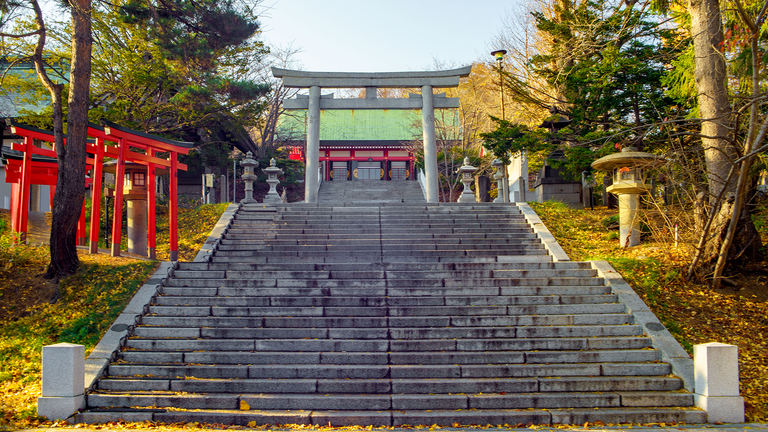 海を見下ろす絶景！小樽の地を守る「住吉神社」は見どころ満載！｜Domingo