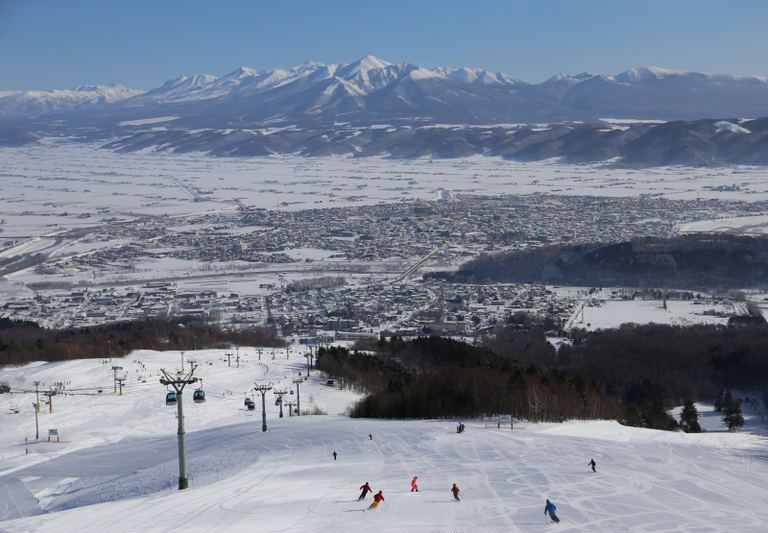 【富良野近郊】おすすめスキー場9選・山岳からの絶景の中を滑走！｜Domingo